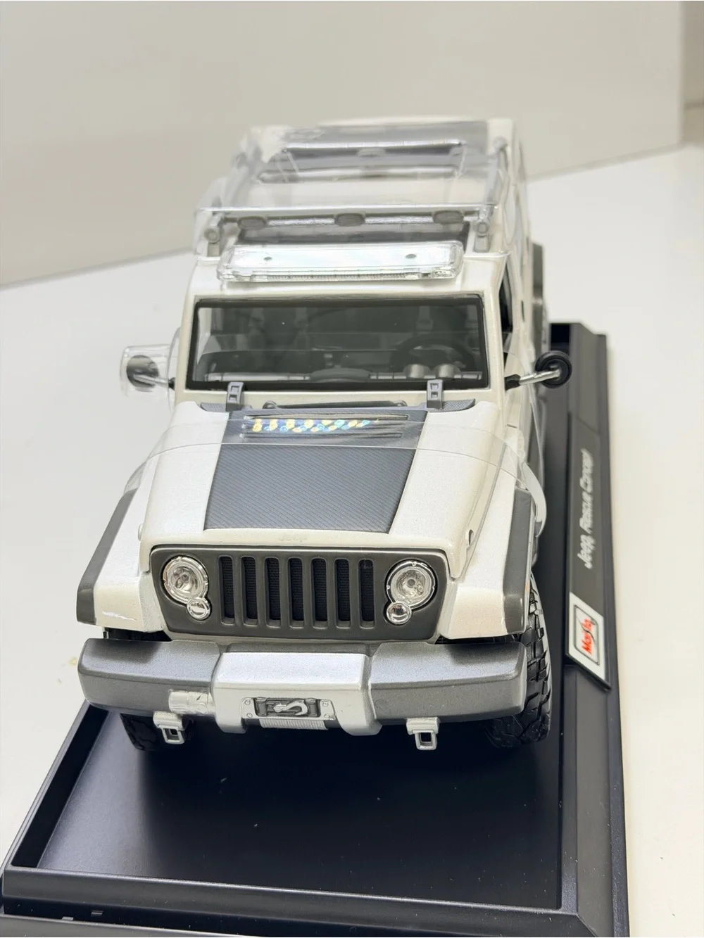 Maisto White Jeep Rescue Concept Die-Cast Toy Vehicle